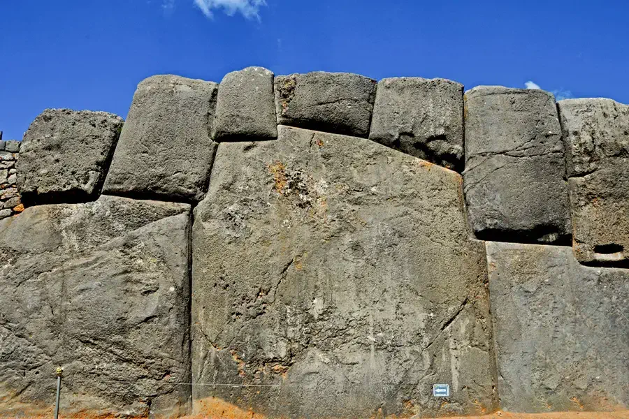 Enormes Muros de piedra de Sacsayhuaman